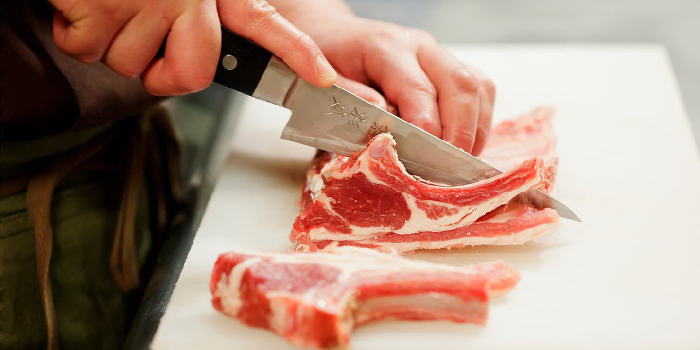 ラムチョップはお店で一つ一つカットしています